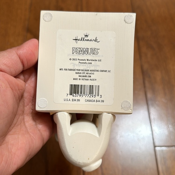 2022 Hallmark Peanuts Snoopy Cell Phone Holder - Picture 2 of 5